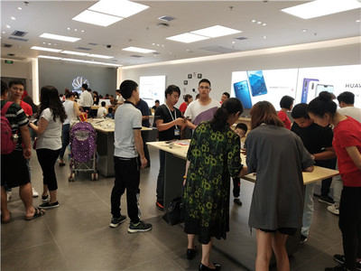 華為門(mén)店單店三日銷(xiāo)售額突破60萬(wàn)，體驗(yàn)式消費(fèi)引領(lǐng)電子產(chǎn)品零售新浪潮